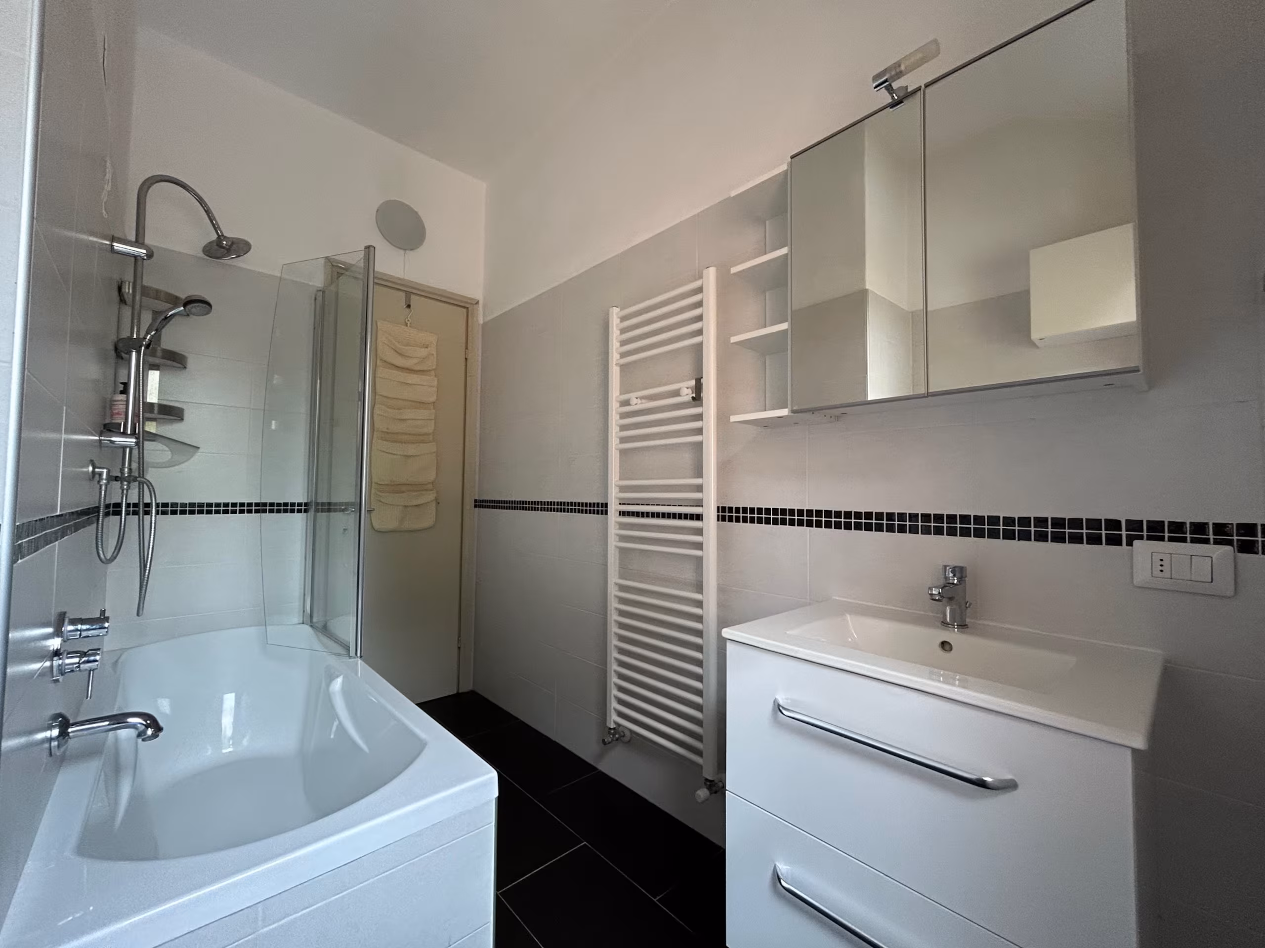 Full bathroom 1